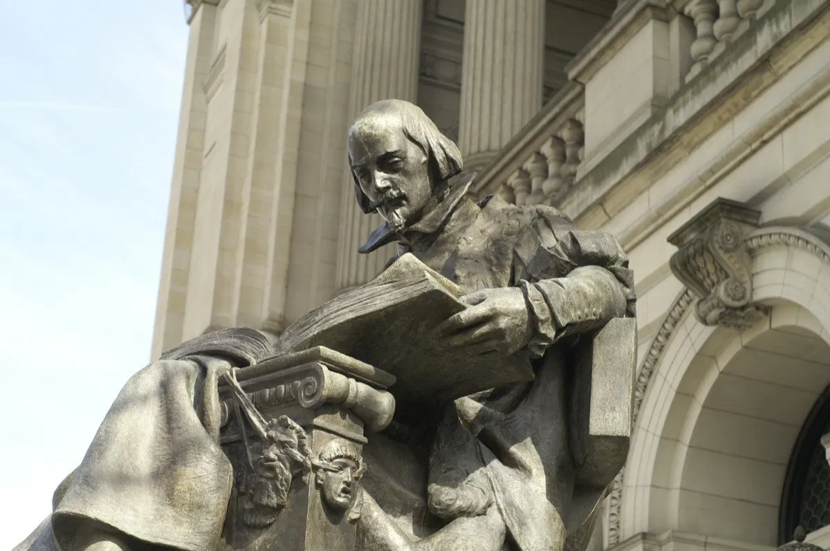 outdoor statue of william shakespeare