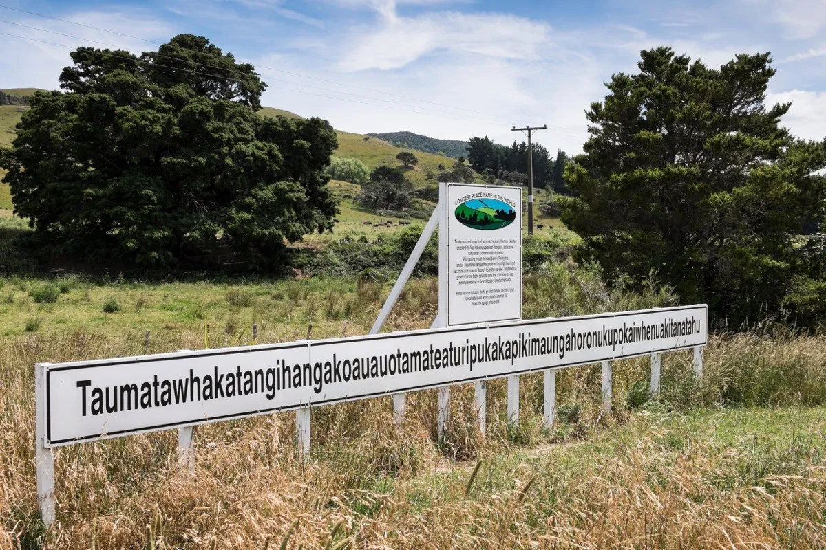 EMJ83G Taumatawhakatangihangakoauauotamateaturipukakapikimaungahoronukupokaiwhenuakitanatahu longest place name in New Zealand